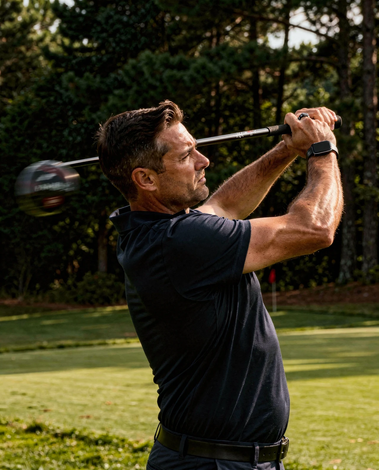 Golfer im Schwung im Pinienwald